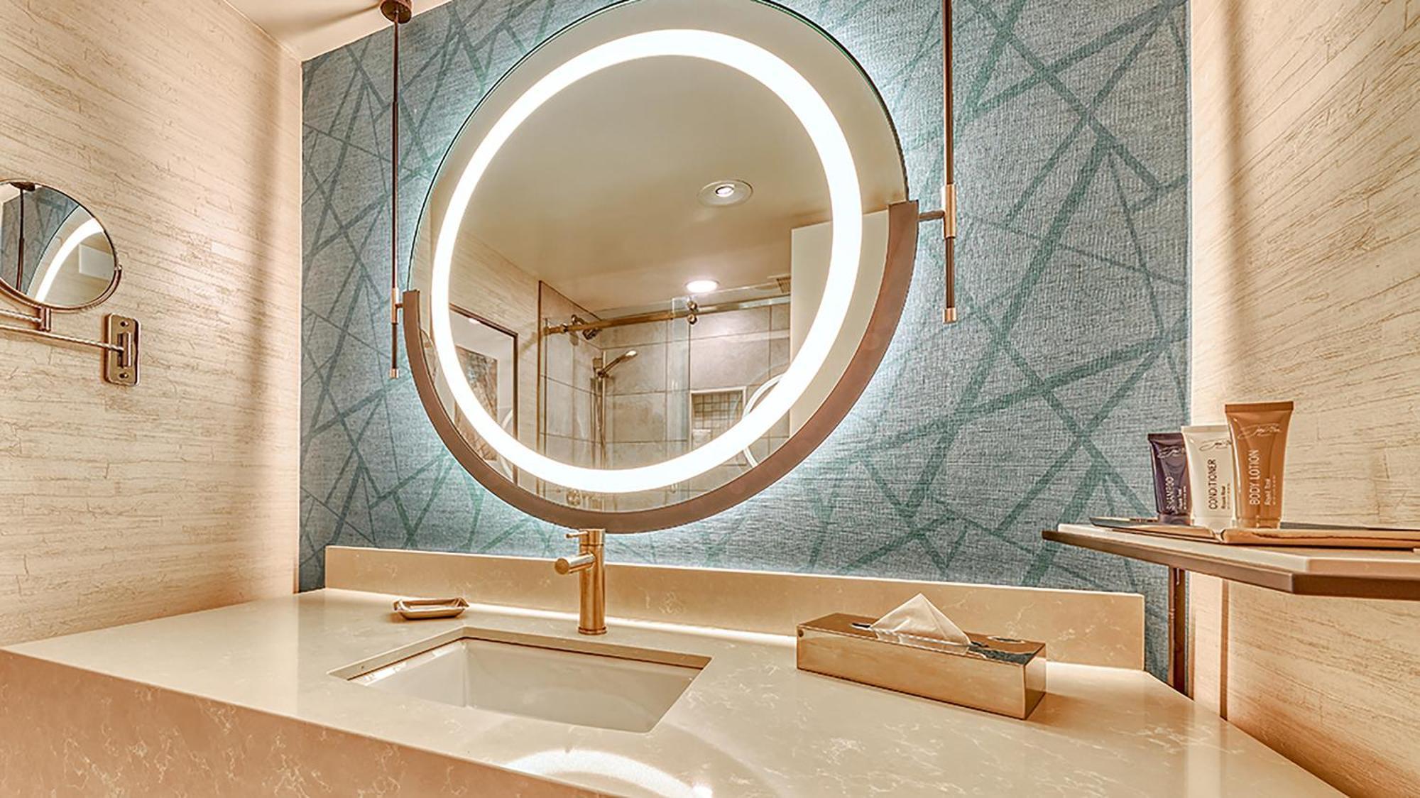 Newly Renovated Atrium Tower Suite, 1 King, Non-Smoking